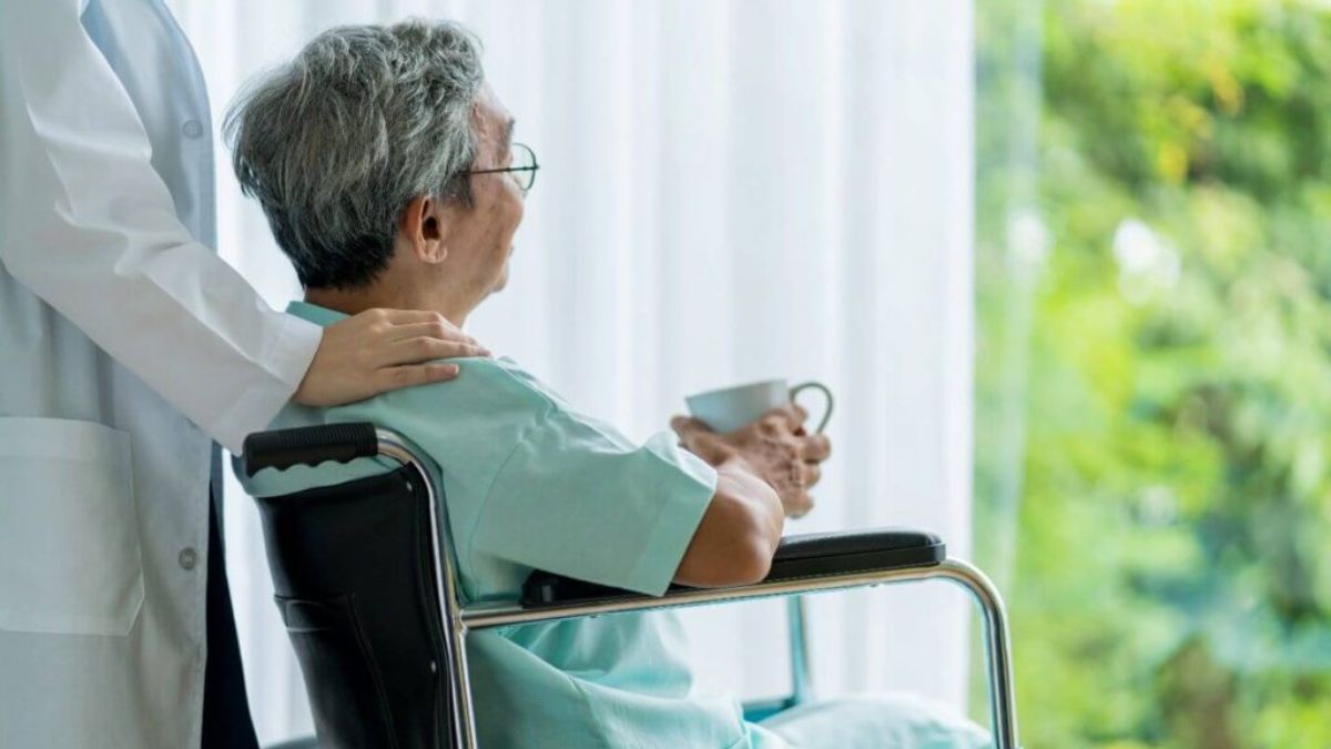 Bệnh nhân đột quỵ đang tập phục hồi